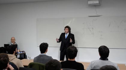 Milei dio una charla sobre economía a alumnos de la Universidad de San Andrés.