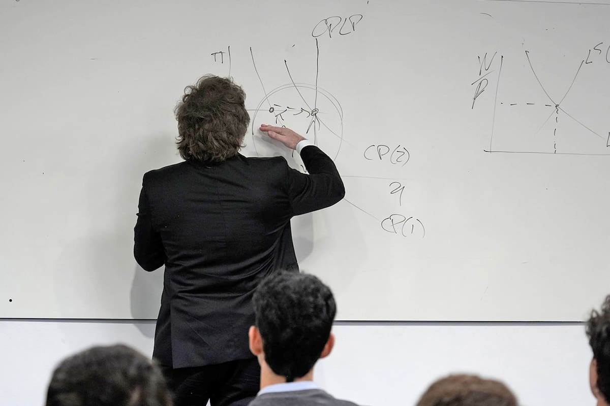 Milei, durante la disertación que dio a los alumnos de Macroeconomía Avanzada de la Maestría en Economía de la Universidad de San Andrés