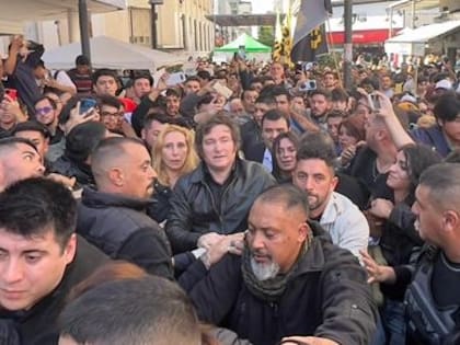 Milei, en campaña en San Miguel de Tucumán