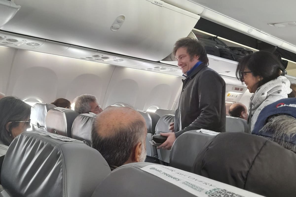 Milei, en el avión rumbo a Santiago del Estero