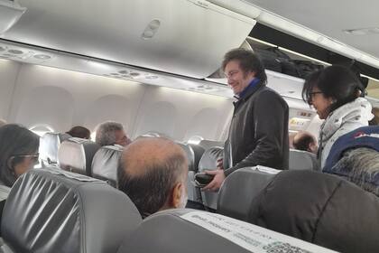 Milei, en el avión rumbo a Santiago del Estero