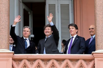 Milei en el balcon de la Rosada con Nicolás Posse, Guillermo Francos con el secretario de Estado de EE.UU Antony Blinken