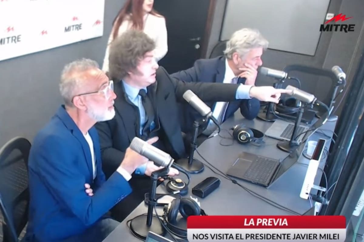 Milei en el stand de radio mitre en La Rural, en el momento que cruza a De Mendiguren