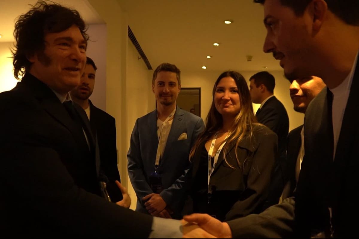 Milei, en el Tech Forum 2024; detrás de él, Mauricio Novelli y Manuel Terrones Godoy