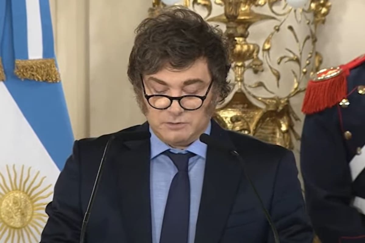 Milei en la entrega de sables de las Fuerzas Armadas