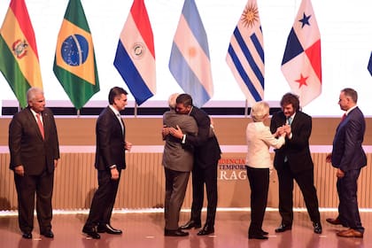 Milei, en la firma del acuerdo.