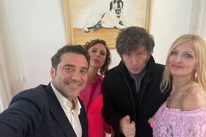 Milei, en la residencia de Olivos, con su pareja, Yuyito González, la empresaria de la moda Agatha Ruiz de la Prada, y el influencer libertario español Javier Negre
