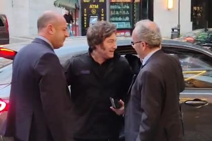 Milei, en la Via Veneto, de Roma, al llegar para el funeral del Papa