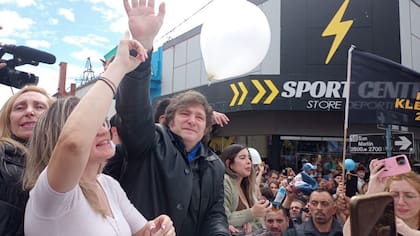 Milei en Olavarría; a su lado, Carolina Píparo