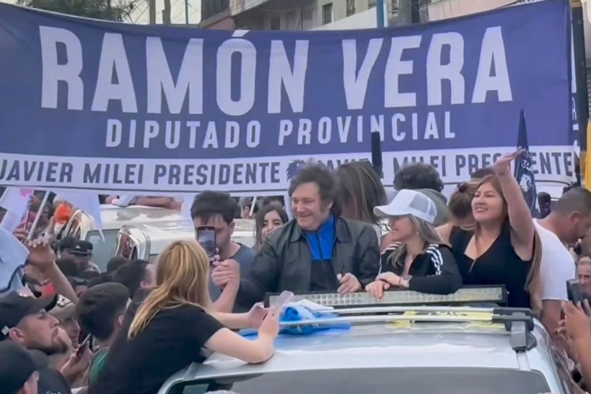 Milei, en una caravana por Moreno, en 2023, con Carolina Píparo y Andrea Vera, la hija de Ramón Vera, un histórico puntero del PJ