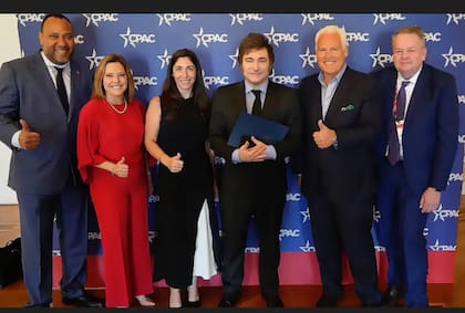 Milei, en una reunión de CPAC: a su izquierda, Matt Schlapp y Barry Bennet, socios de Leonardo Scatturice en una empresa de lobby