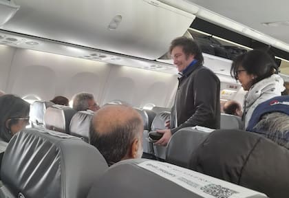 Milei, en uno de sus viajes en avión en la campaña de 2023