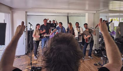 Milei ensaya con "La banda presidencial" antes de la presentación de su libro