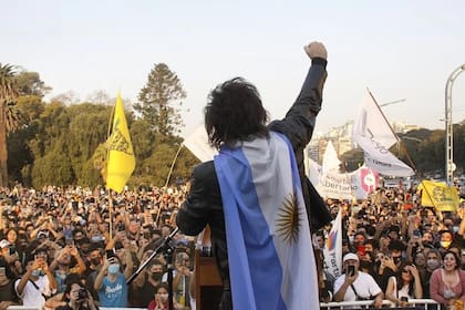 Milei es uno de los candidatos que atrae el voto joven y llena plazas reclamando libertad