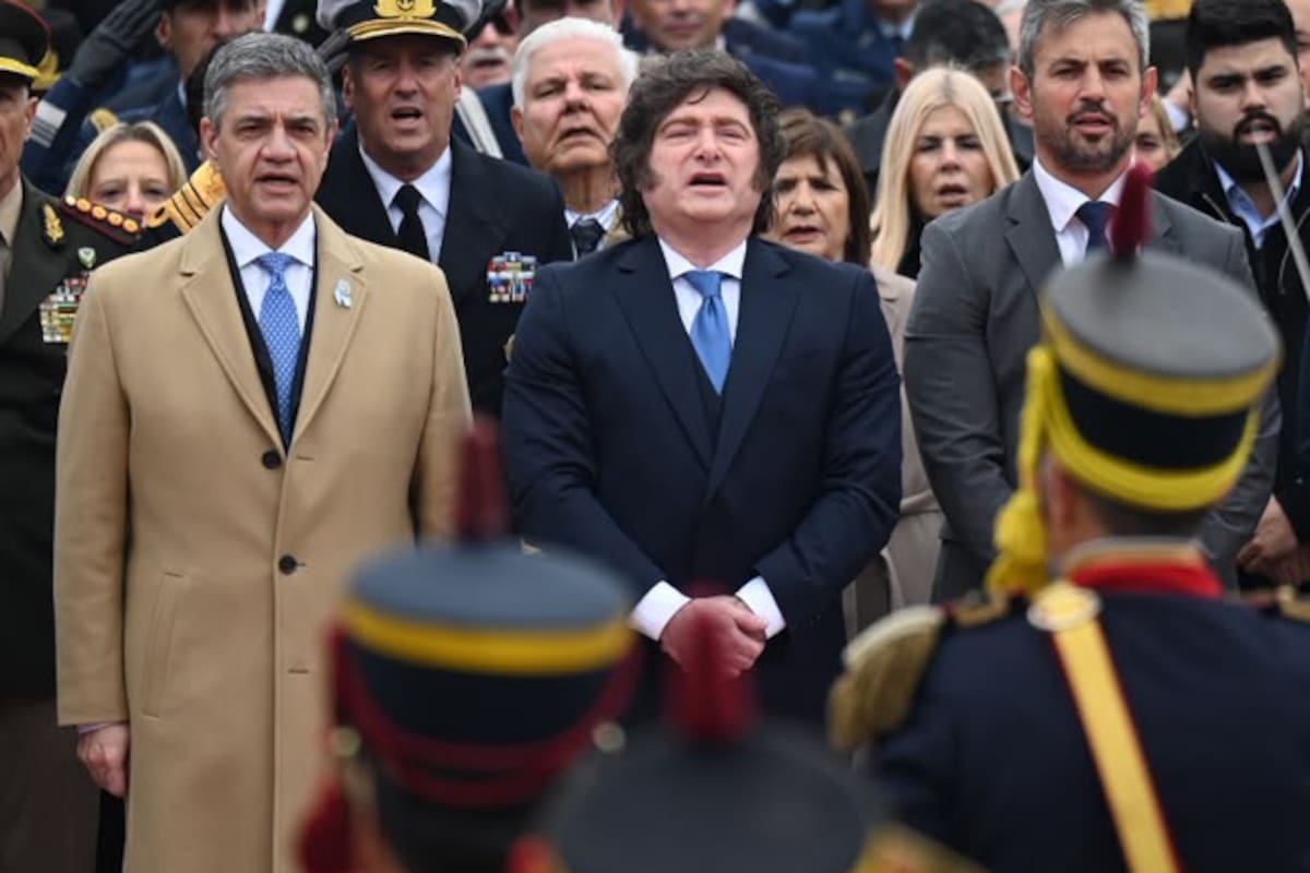 Milei, escoltado por Jorge Macri y Martín Menem, en el homenaje a San Martín