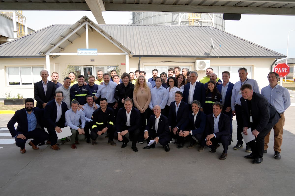 Milei estuvo en Bahía Blanco y conoció detalles de la construcción en el predio de Dreyfus