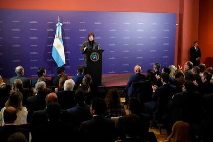 Milei expuso hoy ante los senadores y diputados de La Libertad Avanza en un intento de relanzar la agenda legislativa tras la salida de Adorni