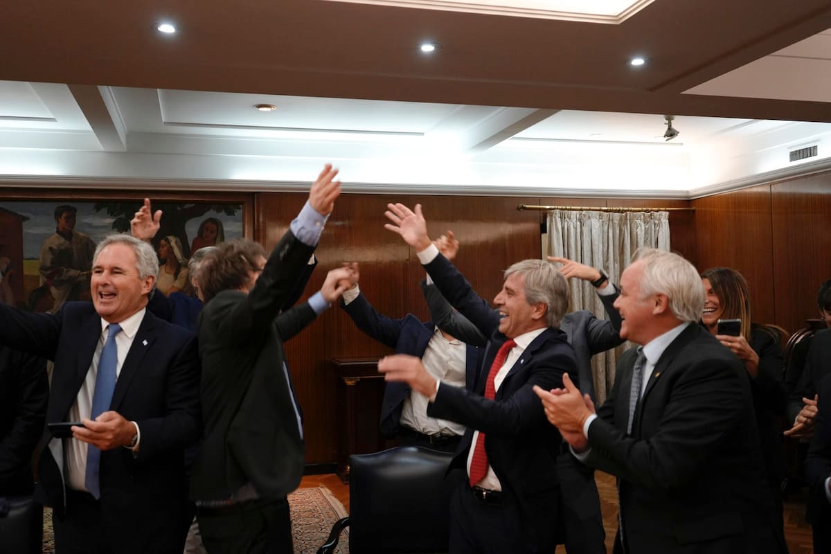 Milei festeja la salida del cepo con Caputo, Quirno y otros funcionarios en el Ministerio de Economía, el lunes 14 de abril