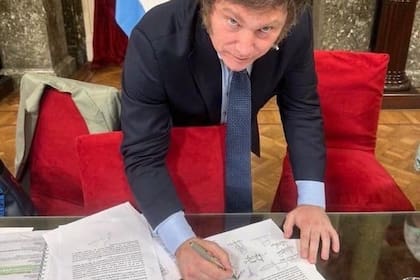 Milei firma el proyecto de ley ómnibus que envió al Congreso el miércoles 27 de diciembre