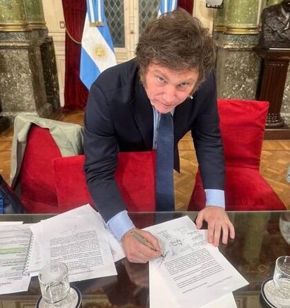 Milei firma el proyecto de ley ómnibus que envió al Congreso el miércoles 27 de diciembre