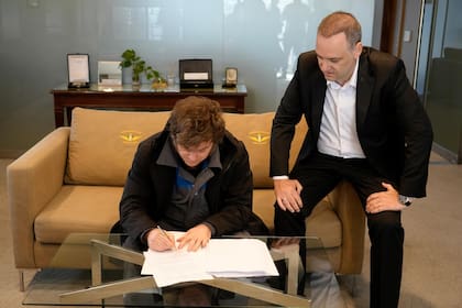 Milei firmó el proyecto para la reforma laboral