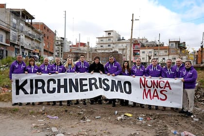 Milei inauguró la campaña bonaerense con una foto en La Matanza, junto a sus candidatos seccionales.