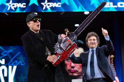 Milei junto a Elon Musk y la motosierra libertaria