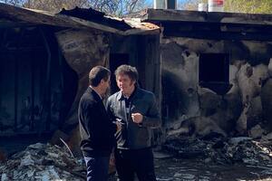 Milei junto a Isaac Herzog en el kibbutz Nir Oz, al sur de Israel