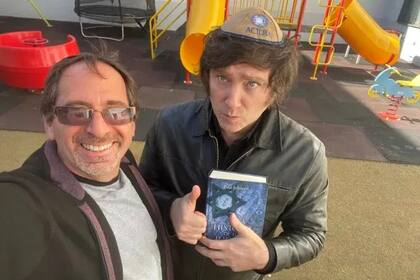 Milei junto a Julio Goldestein, precandidato a diputado nacional por los libertarios, en 2021