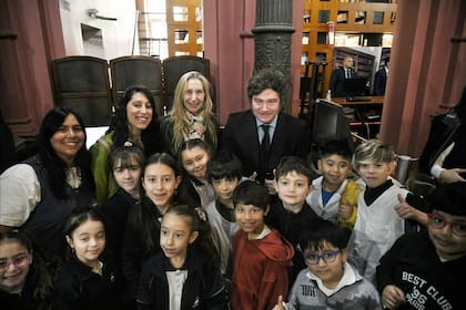 Milei, junto a Karina, durante el acto