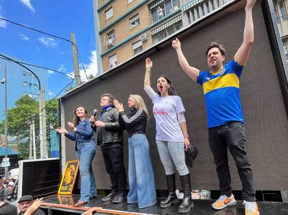 Milei junto a su compañera de fórmula Victoria Villarruel; la diputada electa, Marcela Pagano; la excandidata a gobernadora bonaerense, Carolina Píparo; y el legislador porteño Ramiro Marra