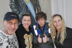 Milei junto a su hermana Karina y el diseñador Roberto Piazza y su pareja.