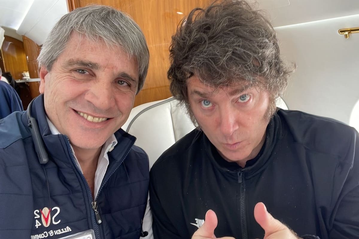 Milei junto a su ministro de Economía, Luis "Toto" Caputo, en el vuelo de regreso a la Argentina