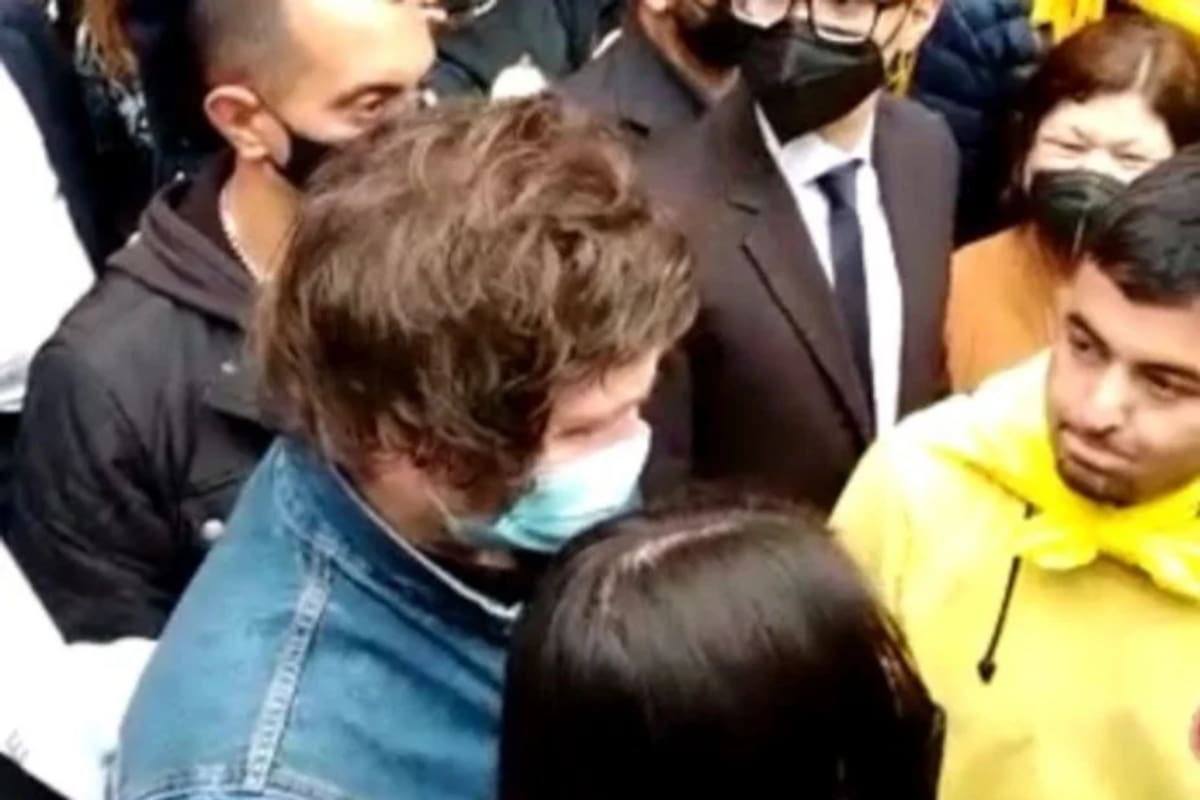 Milei junto al joven estudiante, quien -vestido de amarillo- fue a recibir al dirigente liberal en su visita a Formosa