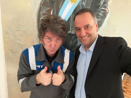 Milei junto con Adorni, el 19 de marzo, en una foto que subió a redes para ratificar que continuaba como jefe de Gabinete ante versiones de salida