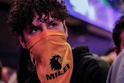 Milei llegó a la presidencia con la ayuda de su joven militancia, autoapodada “las Fuerzas del cielo”.