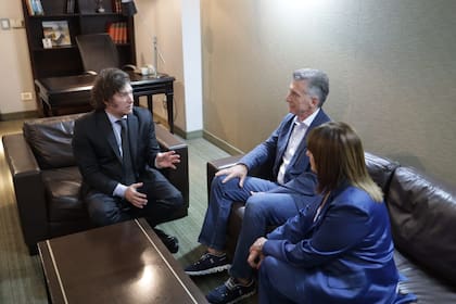 Milei, Macri y Bullrich, en el hotel Libertador