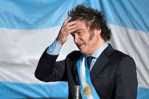 Milei llega a Rosario con Adorni y la plana mayor libertaria: malabares en el protocolo para no cruzarse con Villarruel