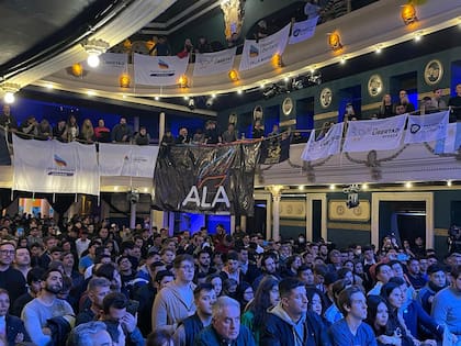 Milei presentó su "plan motosierra" desde un Teatro en Córdoba.