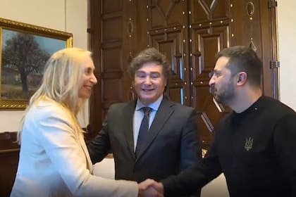 Javier y Karina Milei con Volodimir Zelensky, cuando el presidente de Ucrania vino a la asunción del argentino, el 10 de diciembre pasado