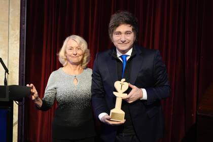 En un evento liberal, Milei recibió un premio y cargó contra la justicia social y el kirchnerismo - Image 3