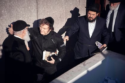 Milei saluda a Eduardo Elsztain luego de un rezo conjunto en la tumba del rebe de Lubavitch