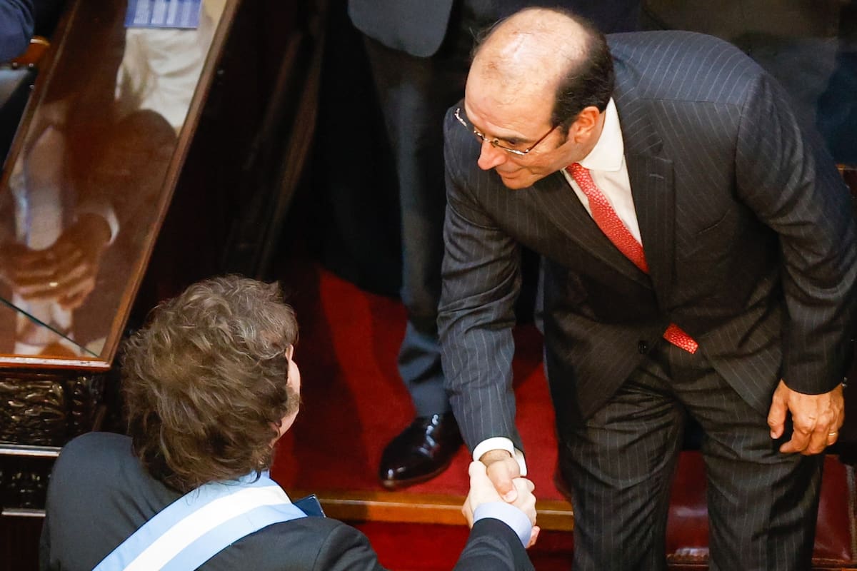 Milei saluda a García Mansilla, al que nombró por decreto, en la apertura de sesiones ordinarias