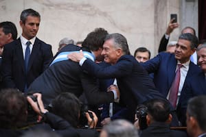 Milei saluda a Mauricio Macri después de asumir como presidente