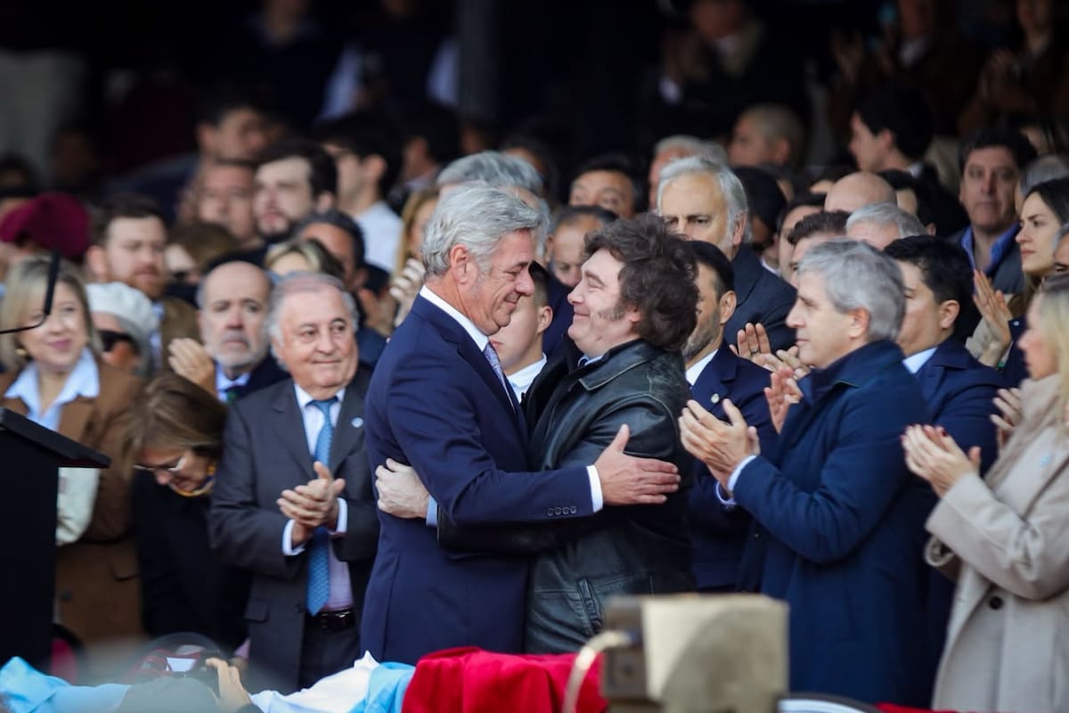 Milei saluda a Nicolás Pino, presidente de la Sociedad Rural Argentina (SRA)