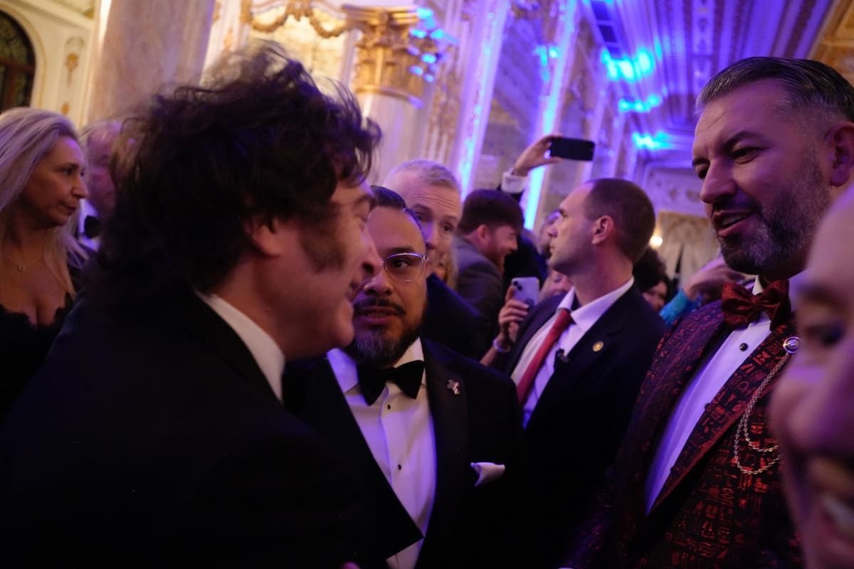 Milei saluda al lobbista rumano Dragos Sprinceana en Mar-a-Lago