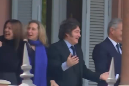 Milei saluda con el clásico "six seven" desde el balcón de la Casa Rosada