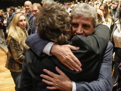 Milei se abraza con Luis Caputo