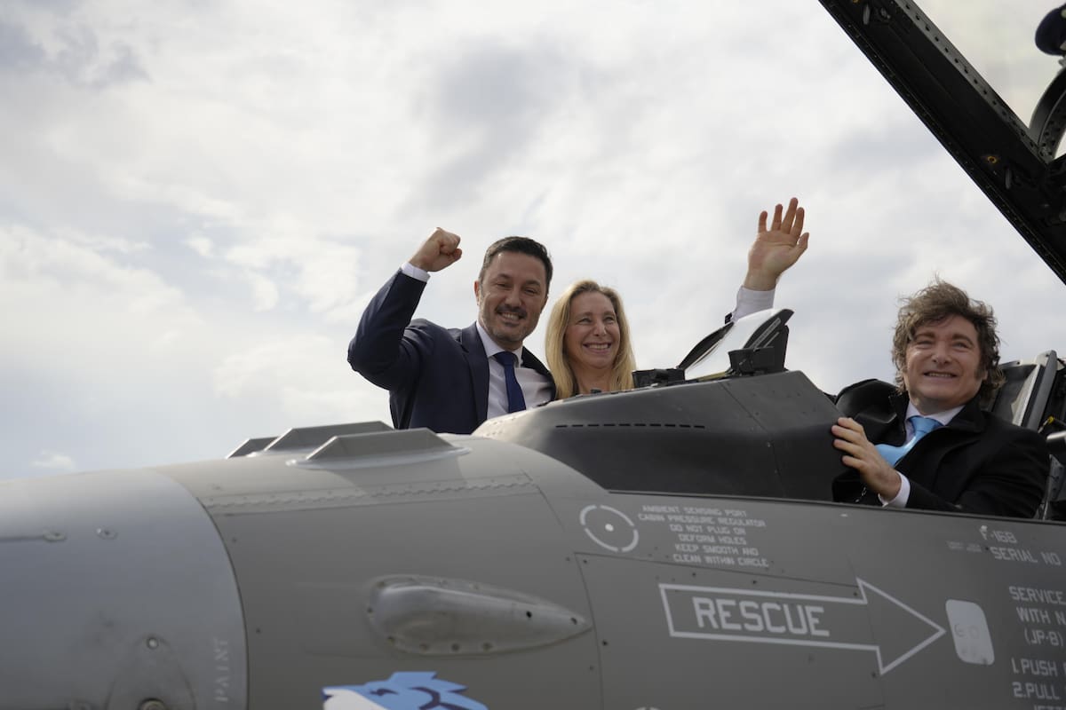 Milei se subió a un F-16 en Córdoba