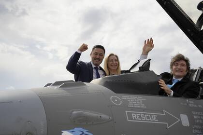 Milei se subió a un F-16 en Córdoba, acompañado por su hermana, Karina Milei, y por el entonces ministro de Defensa, Luis Petri